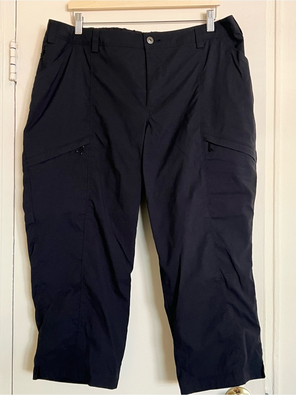 Duluth Trading, women’s Dry on the Fly Capris, Zip pockets, Black, sz 18 - Picture 4 of 5